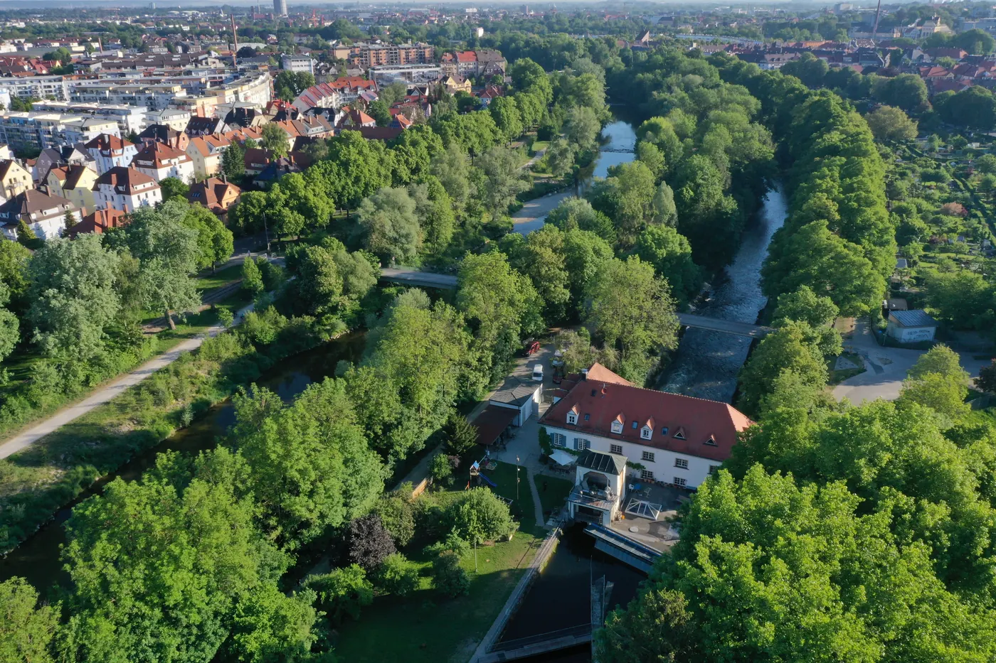 Luftaufnahme des Wertachkraftwerks in Augsburg